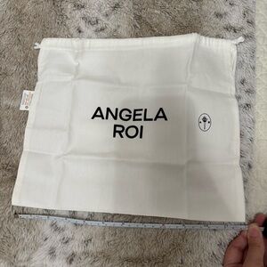 Angela roi dust bag